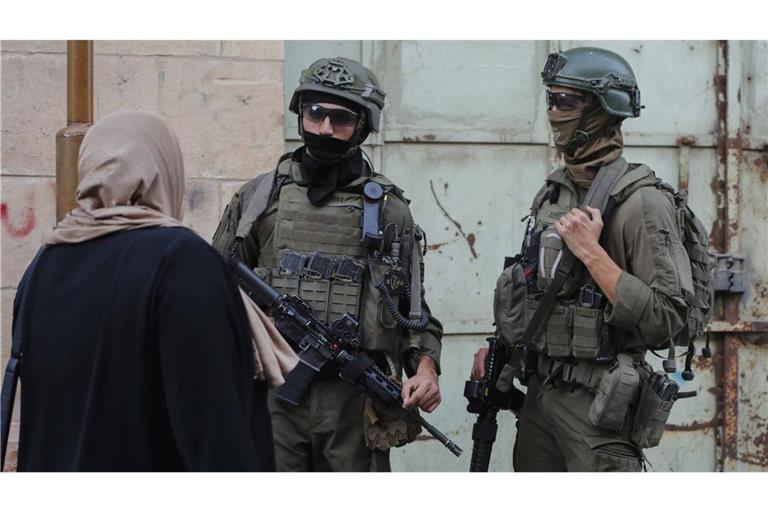 Israelische Soldaten patrouillieren die Straßen in Hebron.