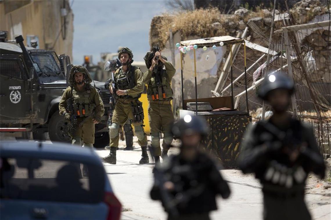 Israels Armee erklärt weitere Hamas-Geisel für tot Israelische Soldaten patrouillieren im besetzten Westjordanland.