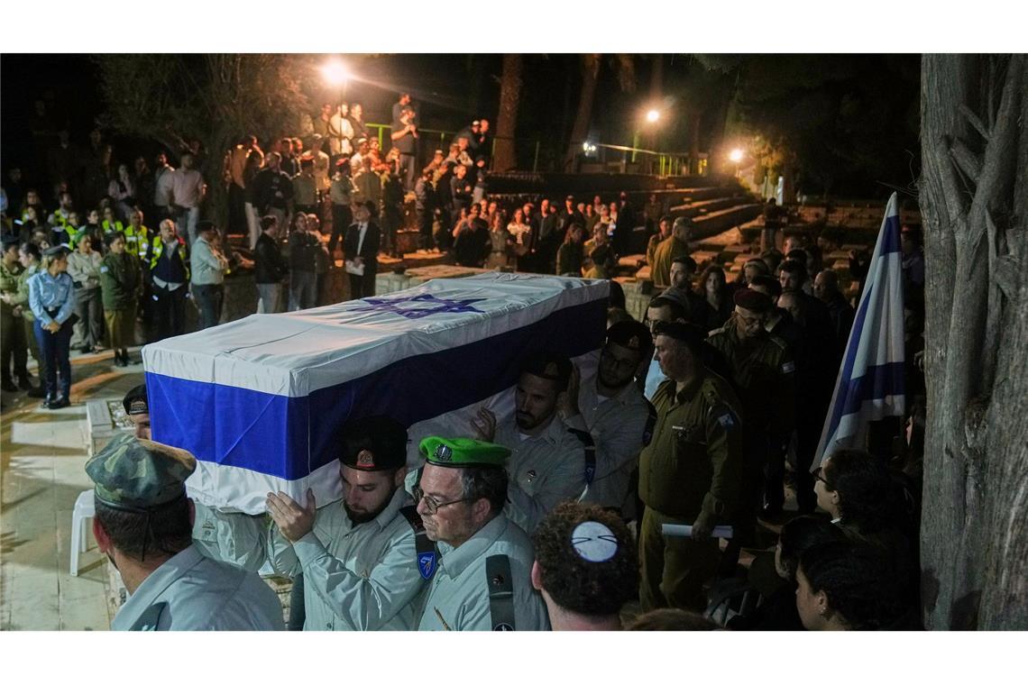 Israelische Soldaten tragen Sarg von getöteter Geisel Daniel Peretz zu Grabe