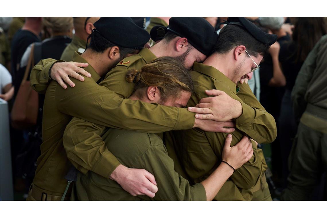 Bilder des Tages Israelische Soldaten trauern um den israelischen Reservesoldaten Hauptfeldwebel Asaf Cafri während seiner Beerdigung in Gezer, nachdem er während einer israelischen Bodenoperation im Gazastreifen getötet wurde.