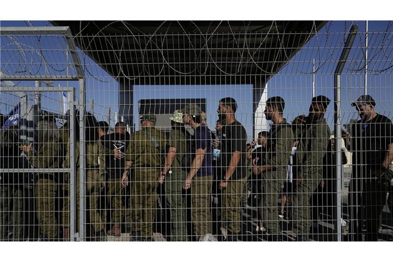 Israelische Soldaten versammeln sich am Tor des Militärstützpunkts Sde Teiman,  die wegen der Misshandlung von Gefangenen befragt werden (Archivfoto).