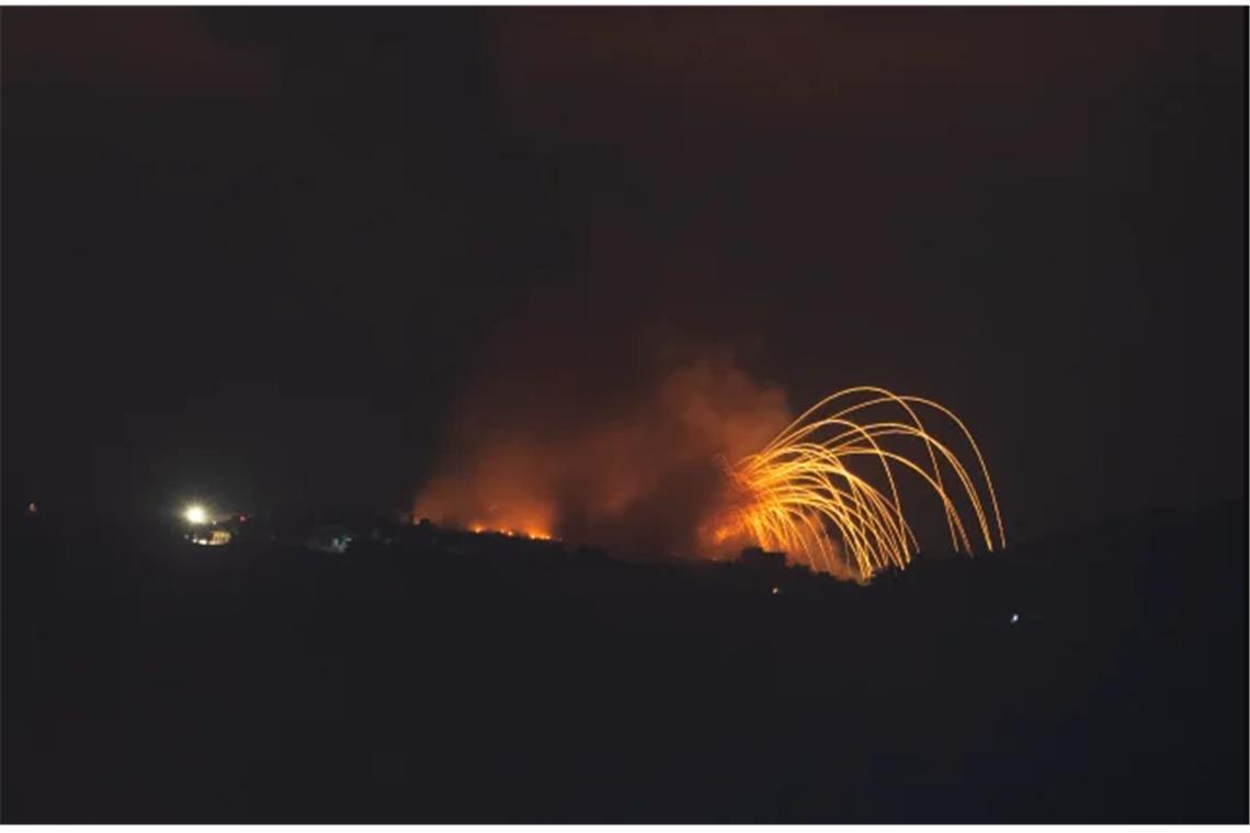 Israels Armee erklärt weitere Hamas-Geisel für tot Israelischer Granatenbeschuss trifft ein Gebiet im Südlibanon, von Nordisrael aus gesehen.