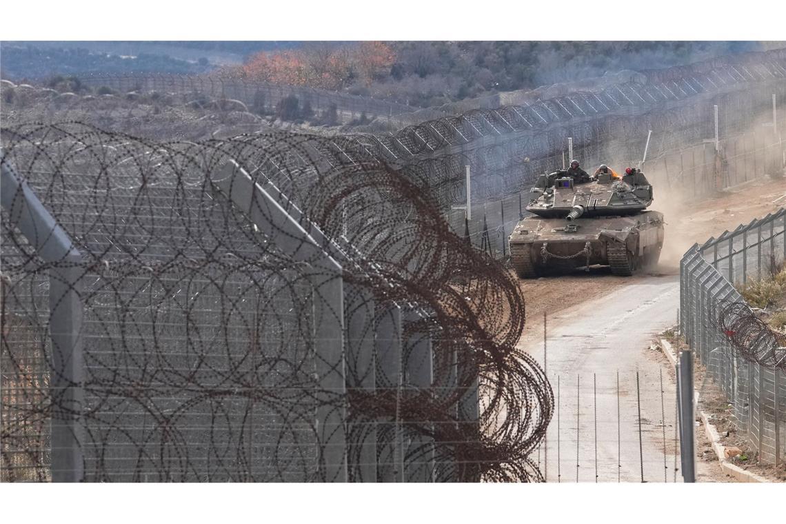 Syriens Militärarsenal zerbombt - Welchen Plan hat Israel? Israelischer Panzer fährt nahe der Grenzlinie zwischen den Golanhöhen und Syrien.