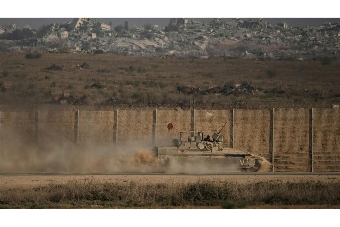 Israelisches gepanzertes Fahrzeug an Gaza-Grenze unterwegs