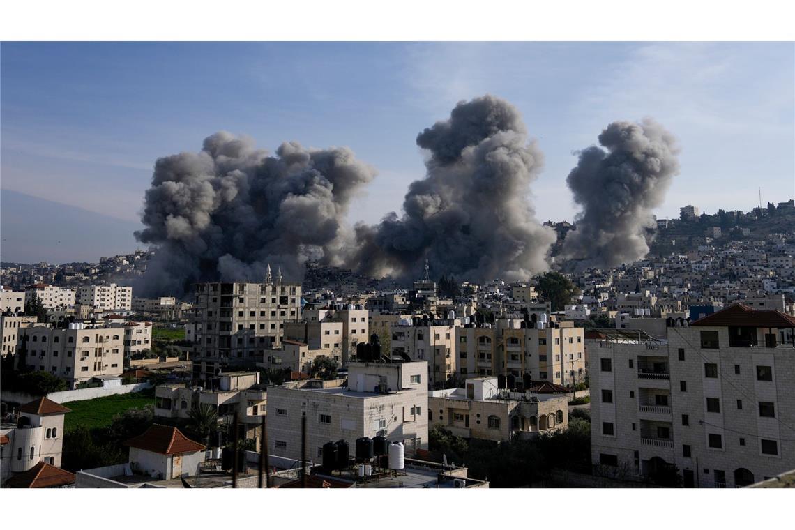 Netanjahu in USA - neue Verhandlungen über Waffenruhe-Deal Israels Armee sprengte in der Stadt Dschenin Gebäude in die Luft, die von militanten Palästinensern genutzt worden sein sollen.