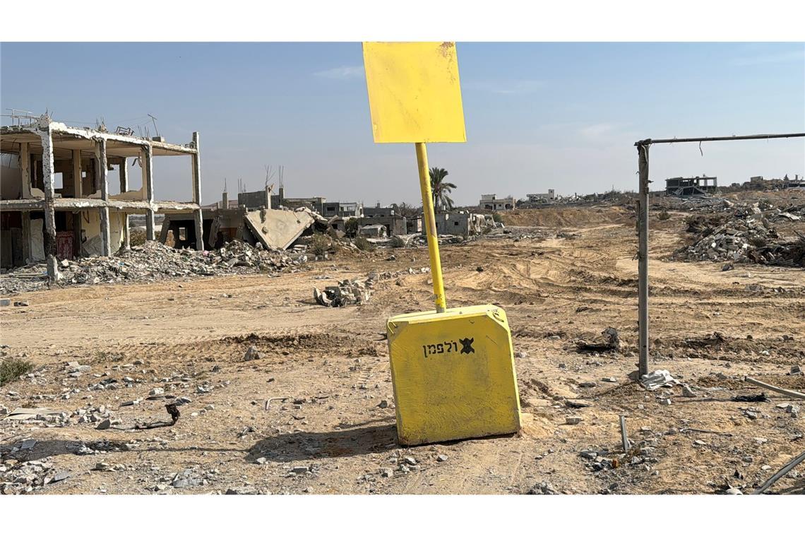 Israels Armee sucht im Umfeld der sogenannten Gelben Linie, die den Gazastreifen in einen von Israels Militär kontrollierten und in einen vom israelischen Militär freien Teil trennt, nach der Geisel-Leiche.