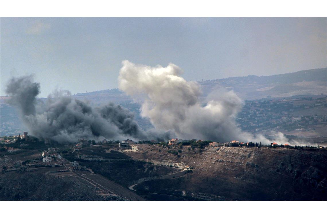 Israels Armee erklärt weitere Hamas-Geisel für tot Israels Militär hat erstmals seit der Eskalation mit der Hisbollah ein Ziel nördlich von Beirut angegriffen. Beim Angriff auf den Ort Maaisra seien drei Menschen getötet worden (Archivfoto).
