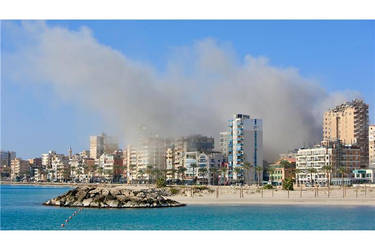 Israels Ministerpräsident hat eine Verstärkung der Offensive im Libanon angekündigt.