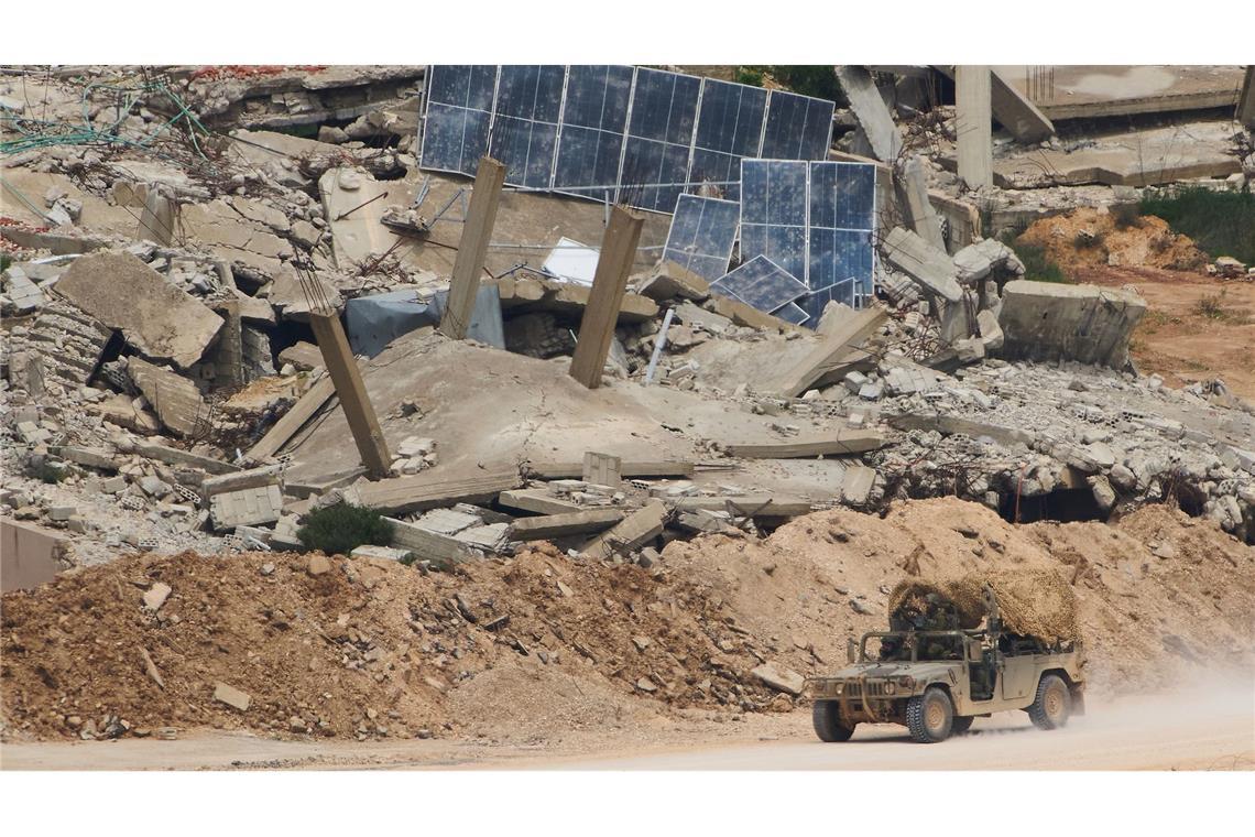 Israels Premier ordnet eine Ausweitung der Sicherheitszone im Südlibanon an.