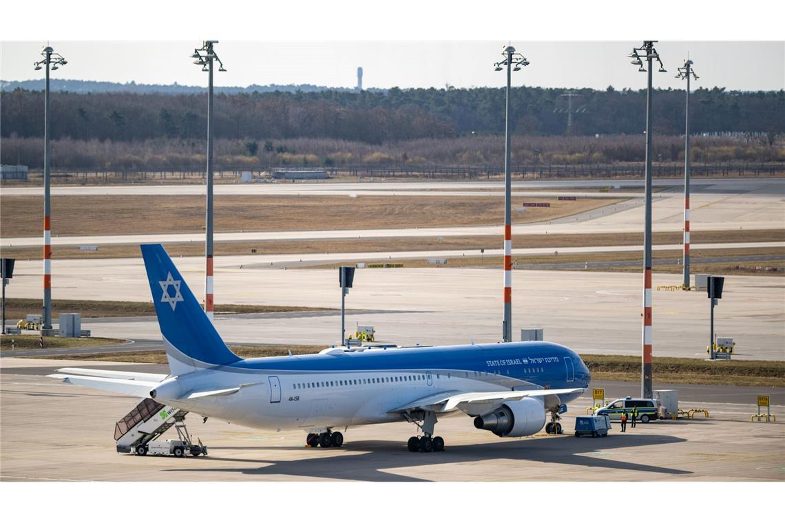 Israels Staatsflugzeug "Flügel Zions" steht am Flughafen BER.