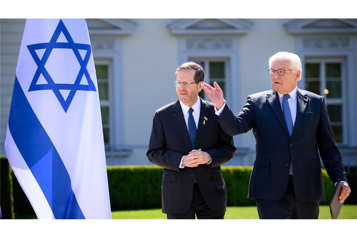 Israels Staatspräsident Izchak Herzog (l) wird in Berlin von Bundespräsident Frank-Walter Steinmeier begrüßt.