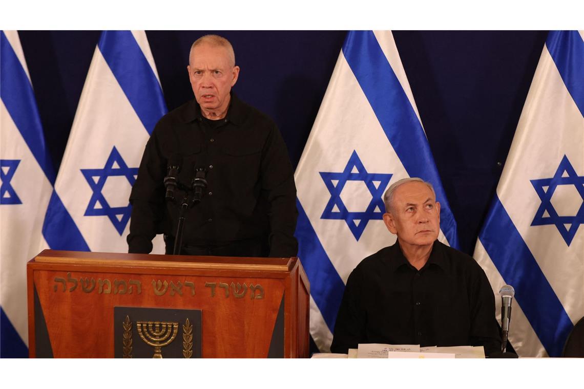 Benjamin Netanjahu entlässt Verteidigungsminister Joav Gallant Israels Verteidigungsminister Joav Gallant (l.) mit Ministerpräsident Benjamin Netanjahu (r.) – Netanjahu hat Gallat entlassen.