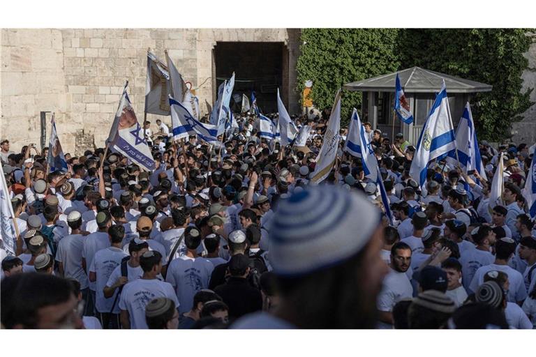 Israische Siedler beim Jerusalemtag am Damaskustor in der Altstadt von Jerusalem.