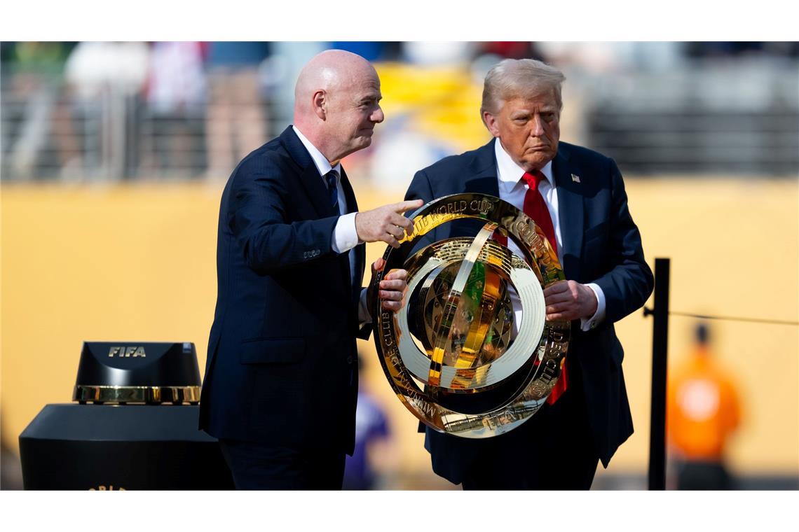 Berichte: UEFA könnte über Suspendierung Israels abstimmen Ist beim Fußball gerne präsent: Donald Trump. (Archivbild)