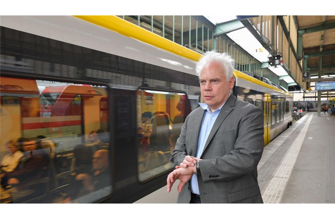 Dieser Mann hilft bei Ärger mit der Bahn im Land Ist der Zug pünktlich? Matthias Lieb, Fahrgastanwalt des Landes, am Hauptbahnhof Stuttgart.