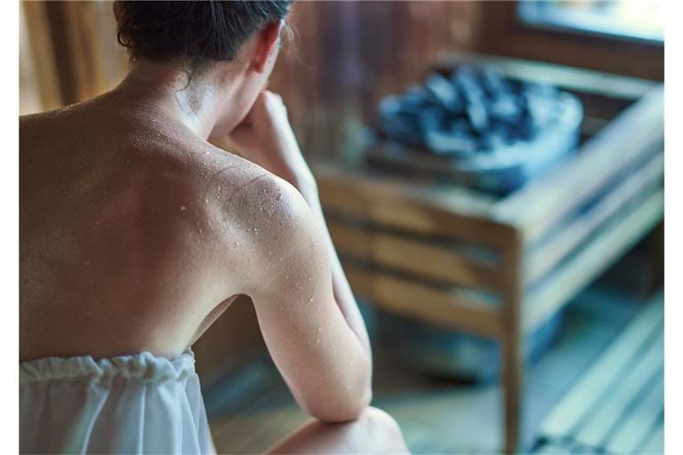 Ist ein Saunabesuch bei Erkältung ratsam? Erfahren Sie, wann die Sauna helfen kann, wann sie schadet und wie Sie Ihr Immunsystem durch regelmäßiges Saunieren stärken.