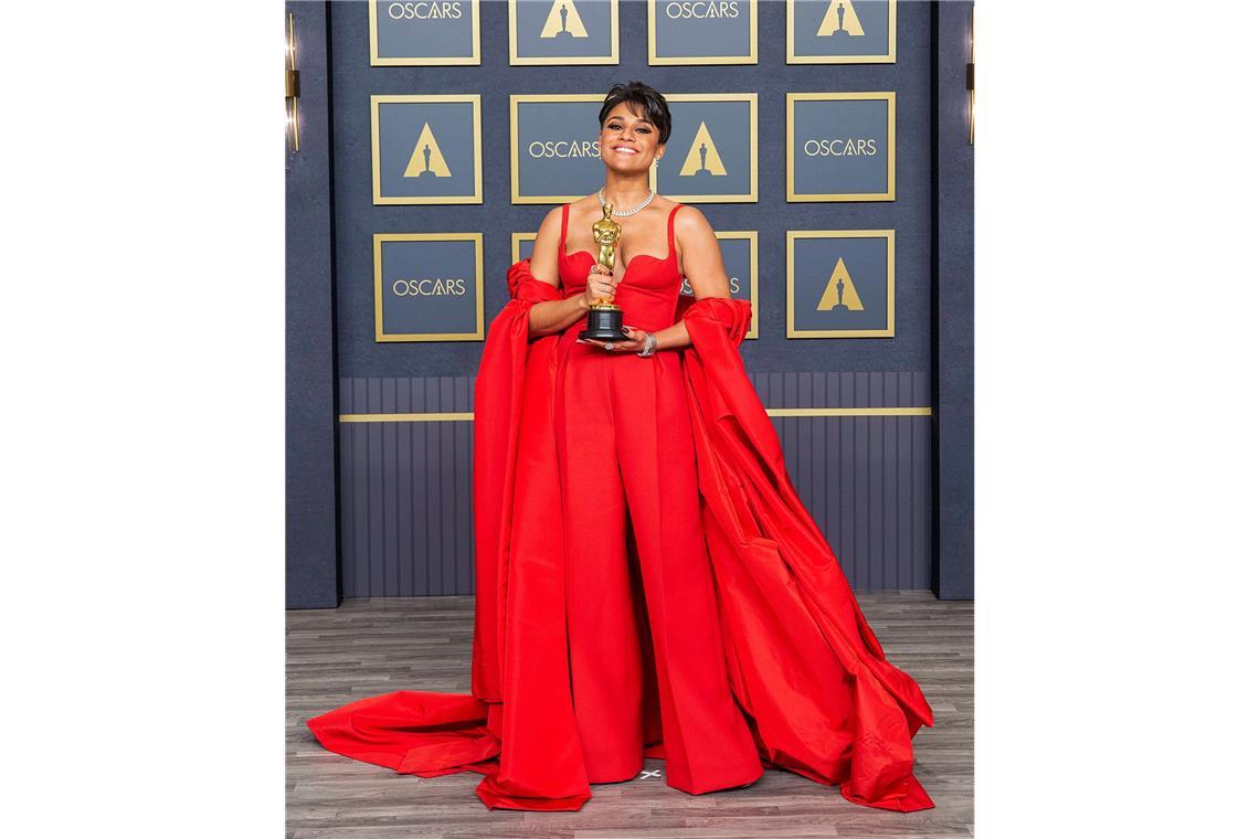 Die schönsten Oscar-Kleider aller Zeiten Ist es ein Anzug, ist es ein Kleid? Auf jeden Fall war Ariana DeBoses feuerrote Valentino-Kreation aus dem Jahr 2022 ein großer Modemoment.