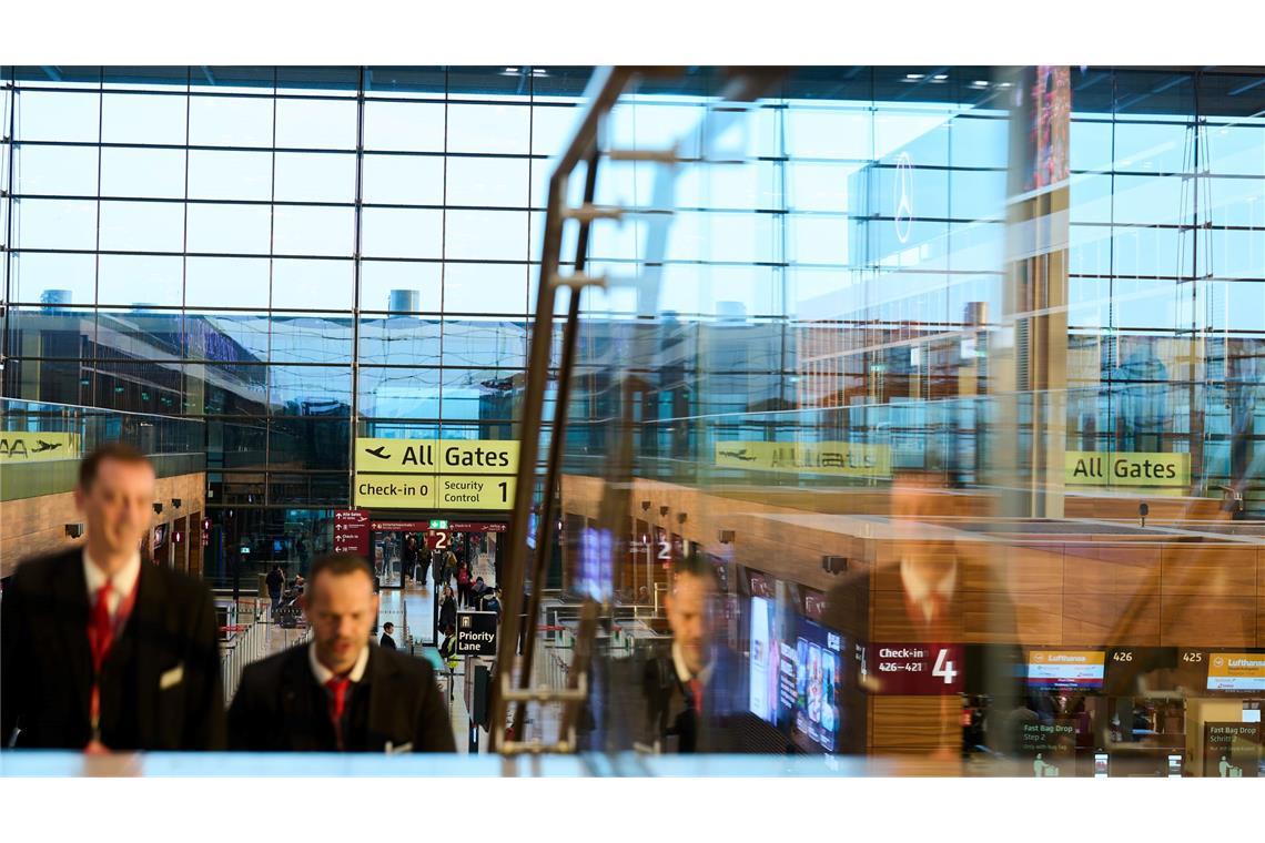 Fluggäste brauchen Geduld: IT-System am BER noch nicht heil IT-Experten sind weiter am Werk.