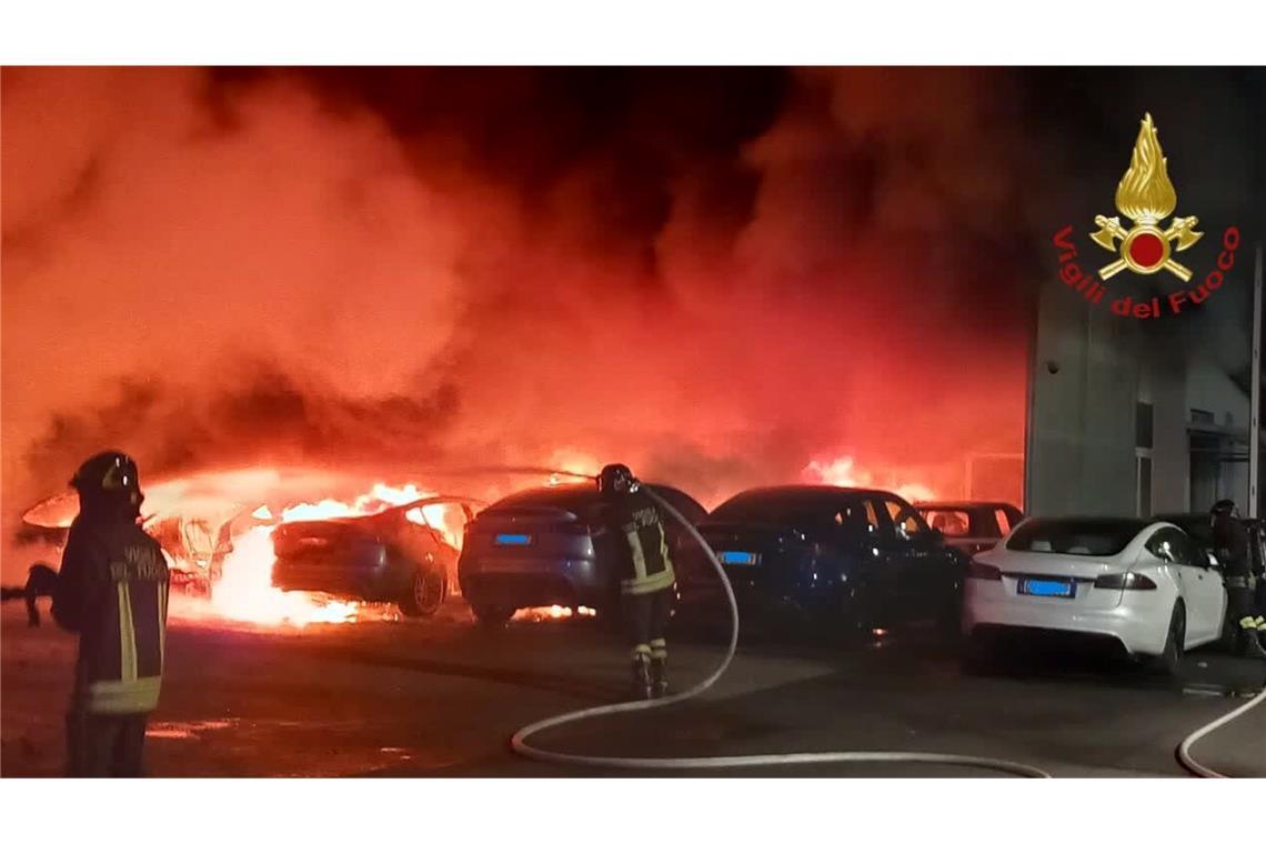 Mehrere Teslas brennen in Rom - Musk spricht von Terrorismus Italienische Feuerwehrleute löschen brennende Teslas (Handout)