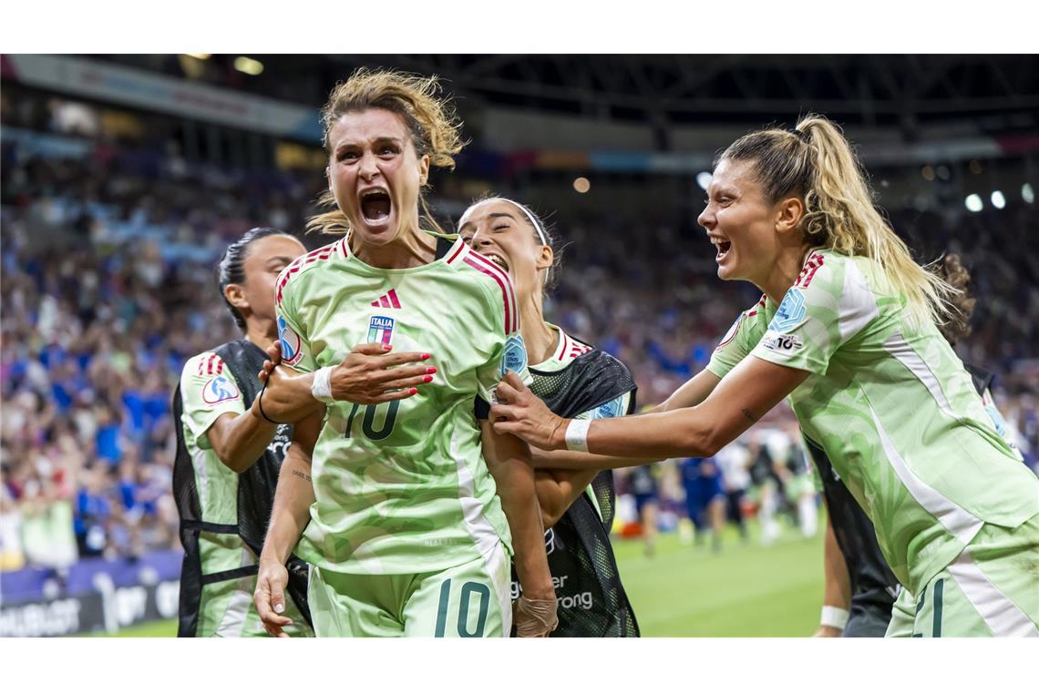 Italiens Cristiana Girelli feiert ein Tor beim Spiel gegen Norwegen im Viertelfinale der EM in der Schweiz.