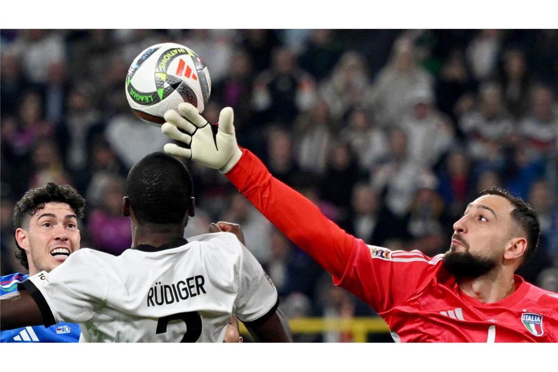 Bilder des Tages Italiens Torhüter Gianluigi Donnarumma wehrt den Ball ab gegen Antonio Rüdiger.