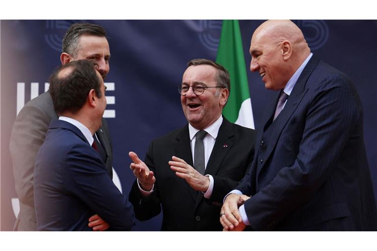 Italiens Verteidigungsminister Guido Crosetto (rechts) bei einem Treffen mit Verteidigungsminister Boris Pistorius (Mitte). (Foto: Archiv)