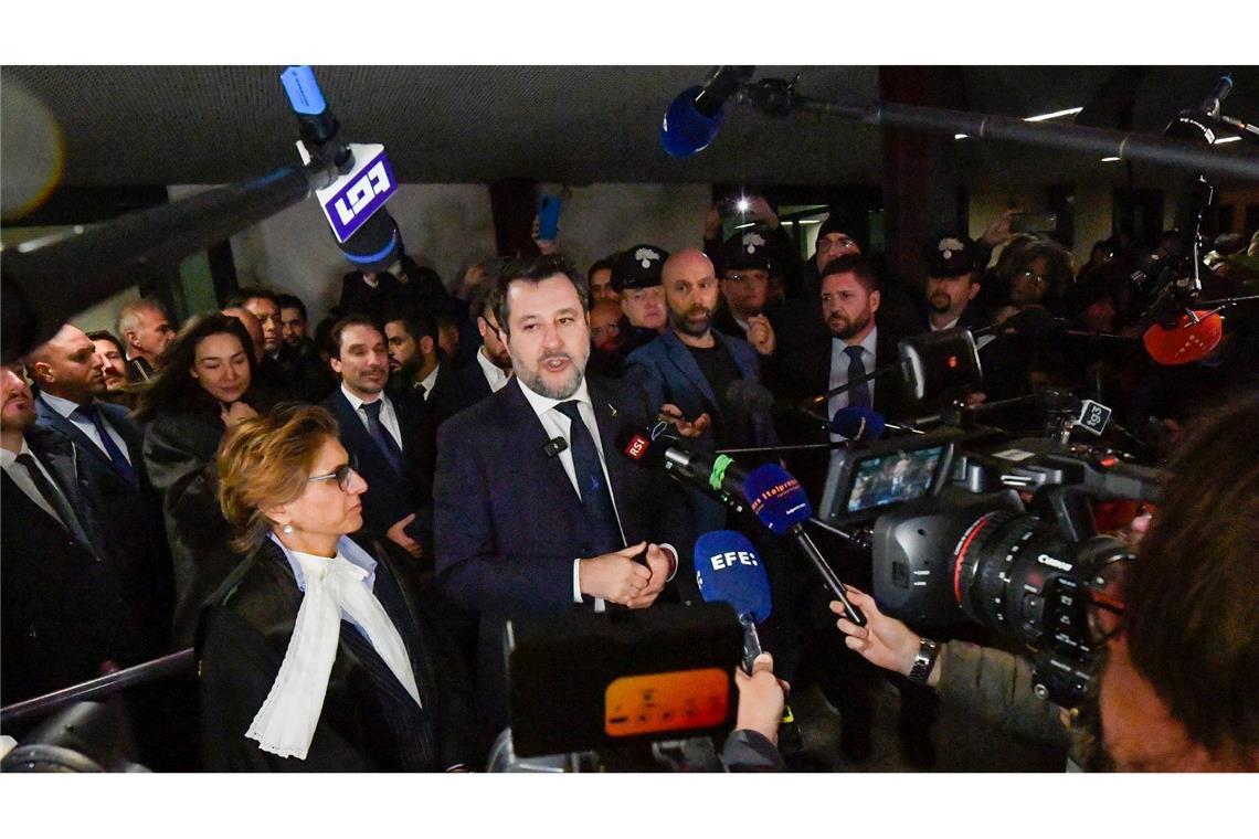 Italiens Vize-Regierungschef Salvini freigesprochen Italiens Vize-Ministerpräsidenten Salvini war Freiheitsberaubung und Amtsmissbrauch vorgeworfen worden.