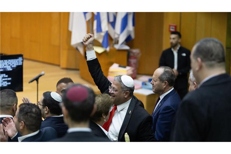 Itamar Ben-Gvir (M), rechtsextremer Polizeiminister von der Partei Otzma Jehudit, und Abgeordnete feiern, nachdem das israelische Parlament in der Knesset einen Gesetzentwurf zur Einführung der Todesstrafe für Terroristen gebilligt hat.