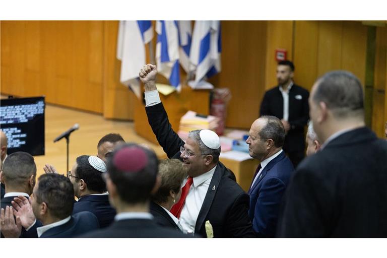Itamar Ben-Gvir (M), rechtsextremer Polizeiminister von der Partei Otzma Jehudit, und Abgeordnete feiern, nachdem das israelische Parlament in der Knesset einen Gesetzentwurf zur Einführung der Todesstrafe für Terroristen gebilligt hat. (Archivbild)