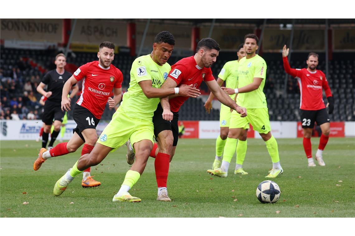 Jacob Danquah im Zweikampf mit Michael Kleinschrodt.