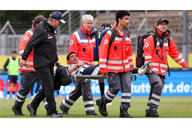 Jacob Danquah muss im Spiel gegen Großaspach verletzt vom Feld getragen werden.           


Archivfoto: Baumann/Alexander Keppler