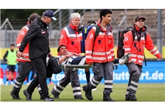 Jacob Danquah muss im Spiel gegen Großaspach verletzt vom Feld getragen werden.           


Archivfoto: Baumann/Alexander Keppler