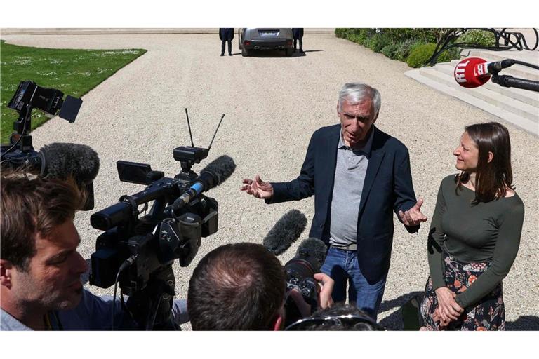 Jacques Paris und Cécile Kohler vor dem Elysée-Palast in Paris.