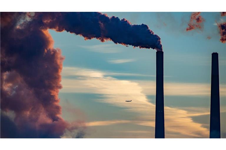 Jährlich sterben rund 2,5 Millionen Menschen durch die Luftverschmutzung, die direkt auf die Verbrennung fossiler Energieträger zurückzuführen ist.