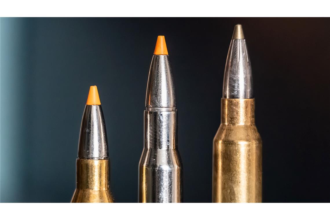 Jagdpatronen im Kaliber 308 Winchester (l-r), 30-06 Springfield und 300 Winchester Magnum stehen bei einem Jäger auf einem Waffenschrank. (Symbolbild)