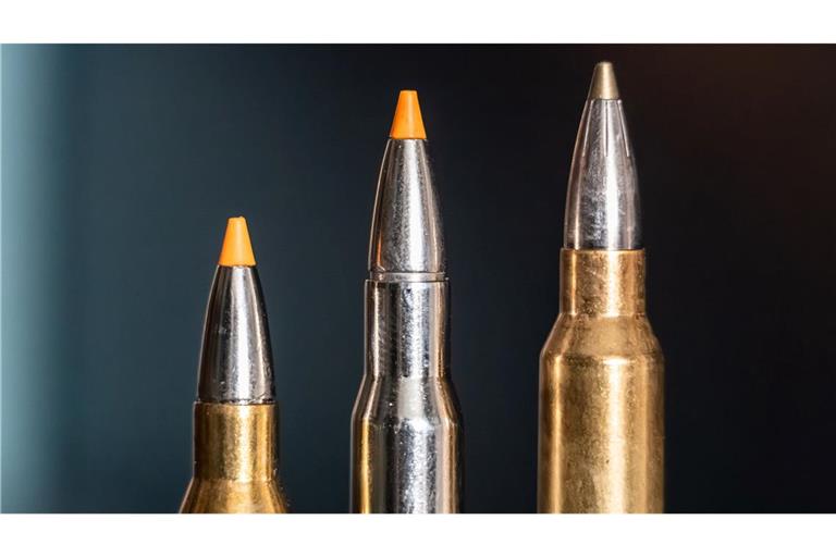 Jagdpatronen im Kaliber 308 Winchester (l-r), 30-06 Springfield und 300 Winchester Magnum stehen bei einem Jäger auf einem Waffenschrank. (Symbolbild)