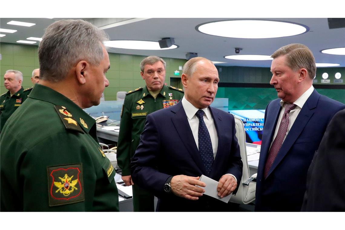 Jahrzehntelang arbeiteten Sergej Iwanow (r.) und Kremlchef Wladimir Putin (m.) eng zusammen. (Archivbild)