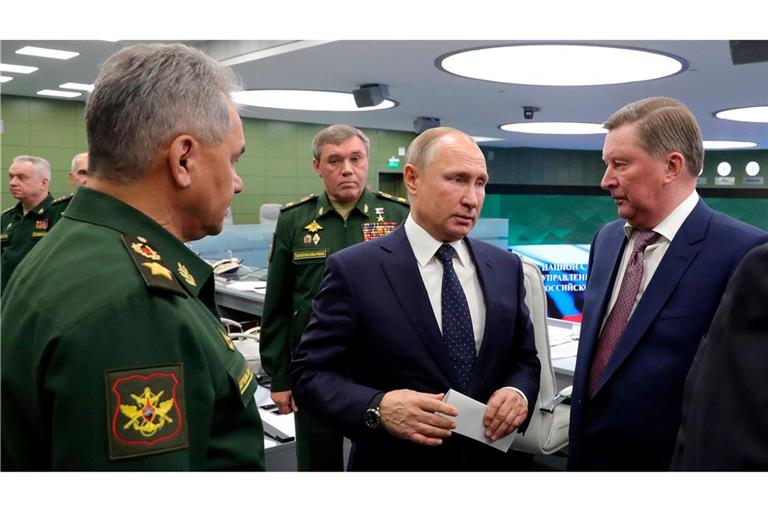 Jahrzehntelang arbeiteten Sergej Iwanow (r.) und Kremlchef Wladimir Putin (m.) eng zusammen. (Archivbild)