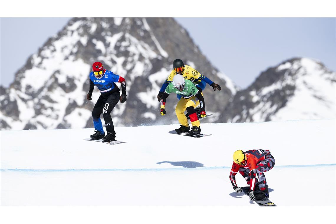 Bilder des Tages Jakob Dusek (r-l, Österreich), Martin Nörl (Deutschland), Noah Bethonico (Brasilien) und Krystof Choura (Tschechien), in Aktion beim Snowboardcross-Wettbewerb bei der Weltmeisterschaft in St. Moritz.