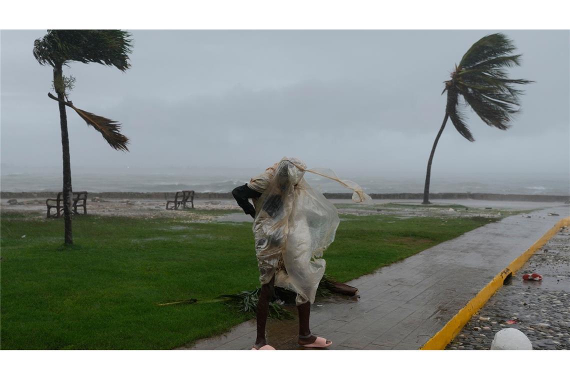 Kuba rüstet sich für Hurrikan „Melissa“ Jamaika, Kingston: Ein Mann geht spazieren, während sich der Hurrikan „Melissa“ nähert.