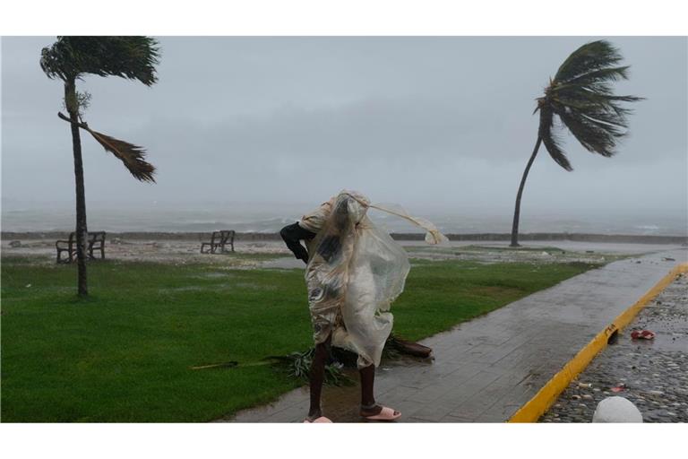 Kuba rüstet sich für Hurrikan „Melissa“ Jamaika, Kingston: Ein Mann geht spazieren, während sich der Hurrikan „Melissa“ nähert.