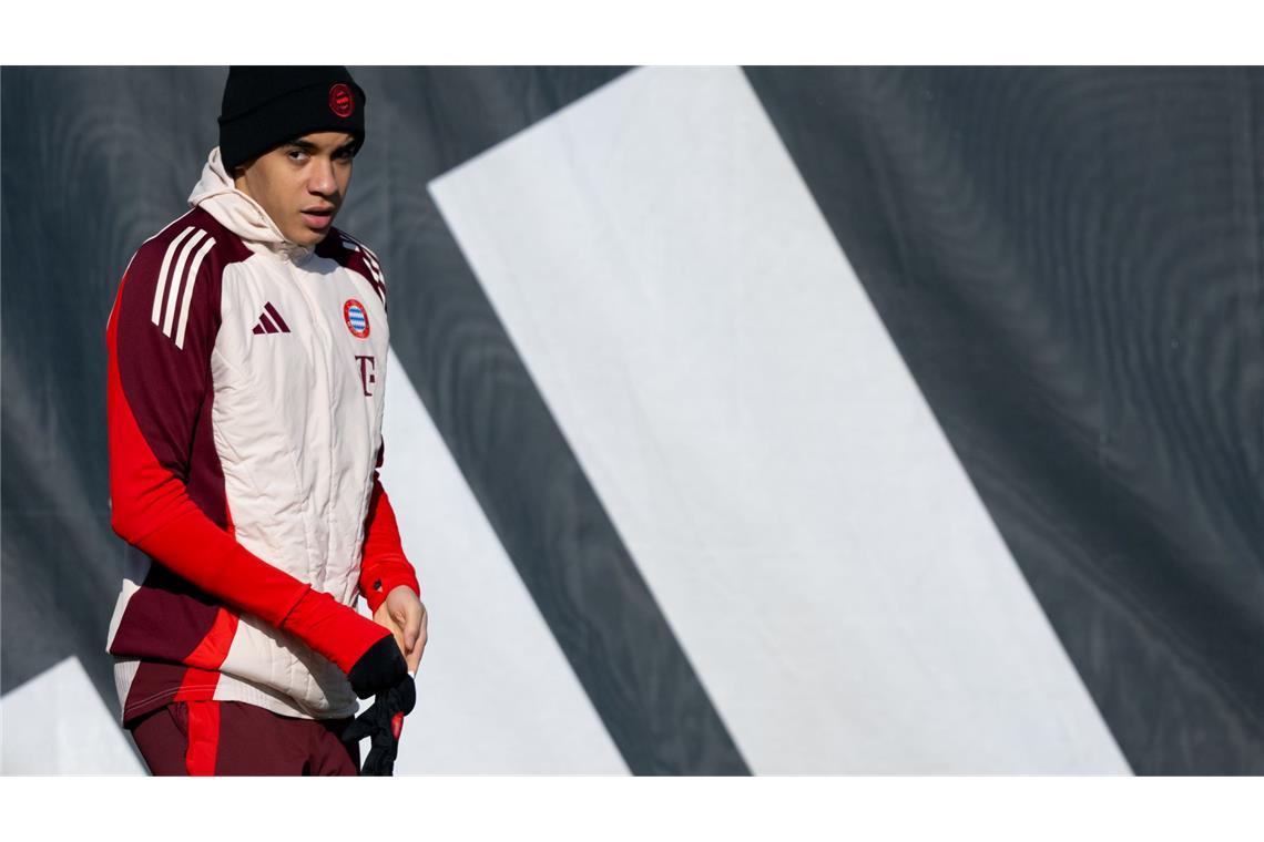 Heftige "Drucktage" für Bayern und Kompany Jamal Musiala beim Training im sonnigen, aber kalten München mit Handschuhen und Mütze.