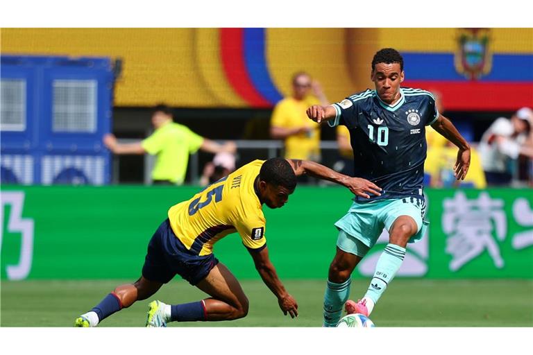 Jamal Musiala (r) versucht viel, aber er kann die Gegenspieler nicht abschütteln.