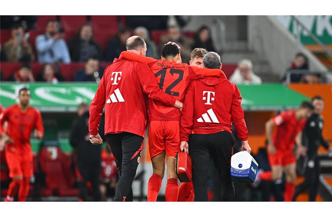 Musiala fällt mit Bündelriss aus - Sky: Acht Wochen Pause Jamal Musiala zog sich beim Spiel gegen Augsburg einen Bündelriss zu.