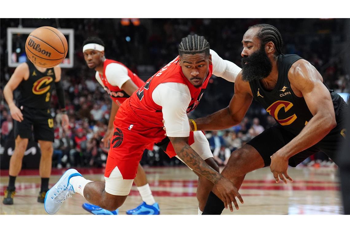 James Harden (r) gehörte zu Clevelands erfolgreichsten Punktesammlern.