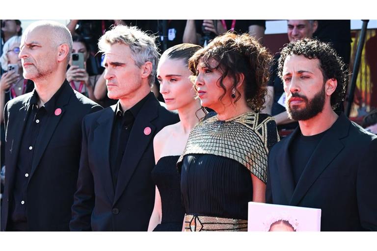 James Wilson (l-r), Joaquin Phoenix, Rooney Mara, Kaouther Ben Hania und Motaz Malhees  stehen mit einem Foto des palästinensischen Mädchens Hind Rajab auf dem roten Teppich für den Film «The Voice of Hind Rajab» während der 82. Ausgabe der Filmfestspiele von Venedig.