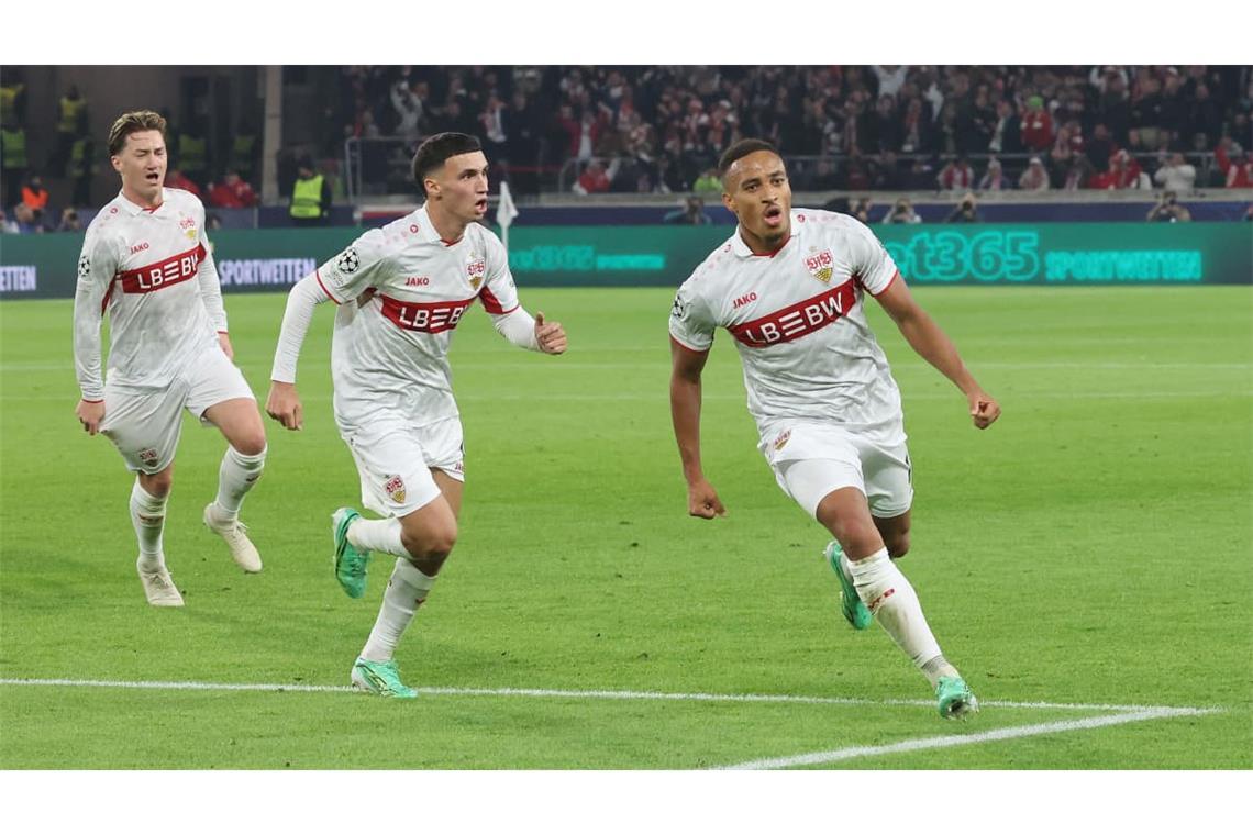 Jamie Leweling (re.) hat gegen Atletico Madrid für den VfB Stuttgart das 1:0 erzielt.