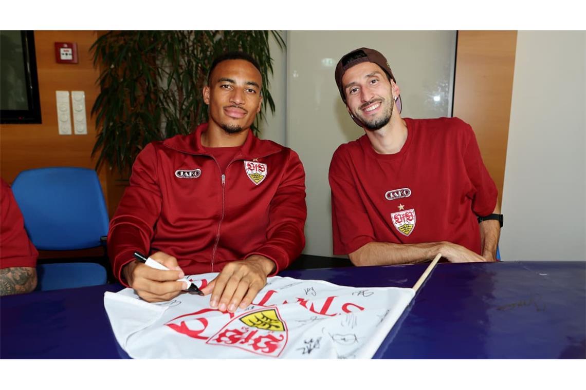 Jamie Leweling und Atakan Karazor schreiben Autogramme...