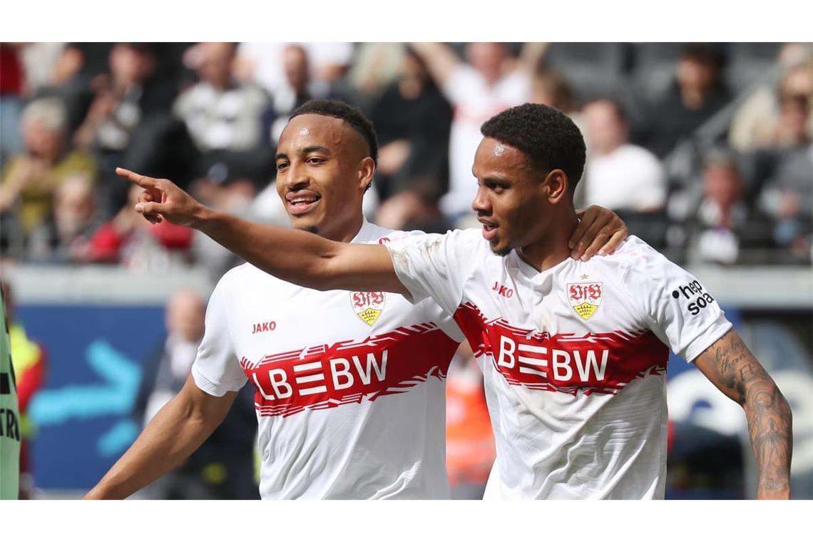 Jamie Leweling und Nikolas Nartey im aktuellen Heimtrikot