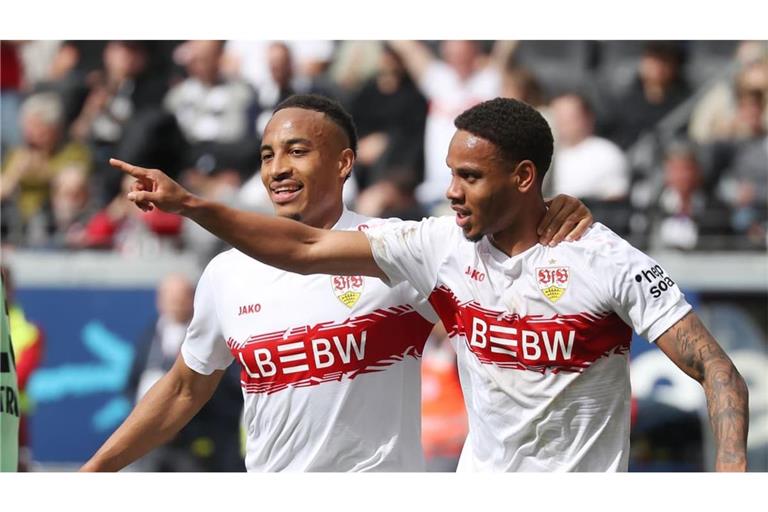 Jamie Leweling und Nikolas Nartey im aktuellen Heimtrikot